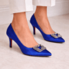 Zapato de tacón azul eléctrico satinado con broche joya en la puntera ideal para invitada de boda