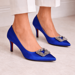 Zapato de tacón azul eléctrico satinado con broche joya en la puntera ideal para invitada de boda