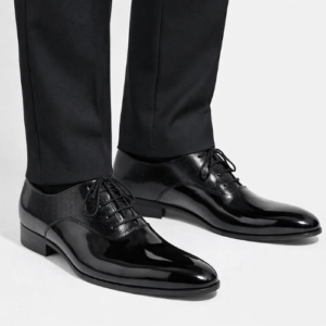 Zapato Oxford negro de hombre en piel brillante con detalle texturizado ideal para bodas y eventos formales