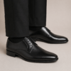 Zapato de vestir negro para hombre en piel con cordones combinado con traje ideal para bodas y eventos formales