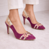 Zapato de fiesta color buganvilla con flores bordadas y tacón dorado elegante para eventos
