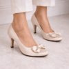 Zapato de tacón color champagne con lazo en la puntera elegante para eventos y bodas