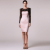 Vestido corto de fiesta rosa claro con mangas de encaje negro elegante para invitada