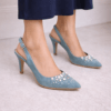 Zapato de fiesta azul destalonado con pedrería en la puntera elegante para invitada de boda