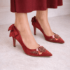 Zapato de fiesta granate en ante con bordado floral y lazo trasero elegante para eventos