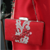 bolso de fiesta rojo de ante con adorno bordado plata