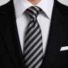 Corbata negra con rayas diagonales plateadas elegante para hombre ideal para bodas y traje formal