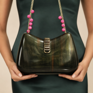 Bolso de fiesta efecto nácar verde con cadena dorada decorada con piedras de cristal fucsia, ideal para invitadas de boda y eventos elegantes
