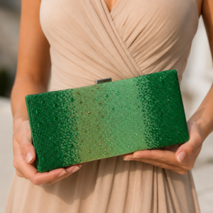 Cartera de fiesta verde esmeralda tipo clutch con cristales brillantes y broche plateado, ideal para bodas y eventos elegantes