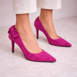 Salón de ante color buganvilla con lazada y tacón alto elegante ideal para invitada de boda