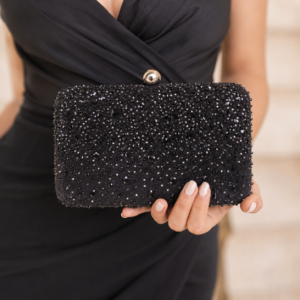 Bolso de fiesta negro tipo clutch con pedrería degradada y cierre metálico, ideal para bodas, madrinas y eventos elegantes