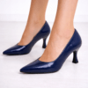 zapatos salón azul marino de piel con tacón negro para invitada de boda elegantes