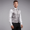 Chaleco de ceremonia para hombre gris plata brocado con espalda del mismo tejido y corbatón opcional ideal para novio, padrino o invitado de boda.