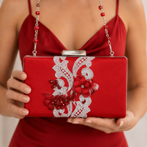 Bolso de fiesta rojo tipo clutch con pedrería plateada, flores en relieve y cadena plateada con bolas de cristal rojo, ideal para invitadas de boda y madrinas