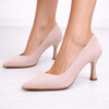 Zapato de salón nude rosa en ante con tacón medio elegante ideal para invitada de boda