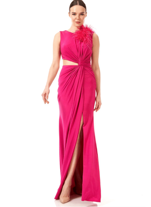 vestido de fiesta largo fucsia con plumas y abertura lateral inivtada