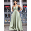 Vestido de fiesta largo verde pistacho para invitada de boda con espalda de tiras cruzadas y falda fluida