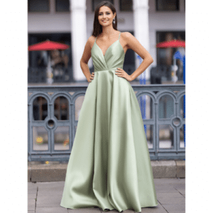 Vestido de fiesta largo verde pistacho para invitada de boda con espalda de tiras cruzadas y falda fluida