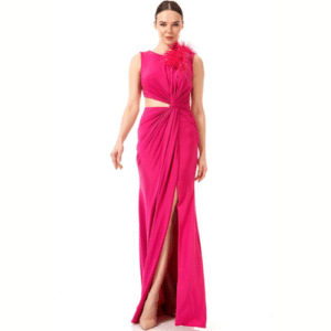 Vestido de fiesta largo fucsia con detalle de plumas y abertura para invitada de boda o graduación elegante