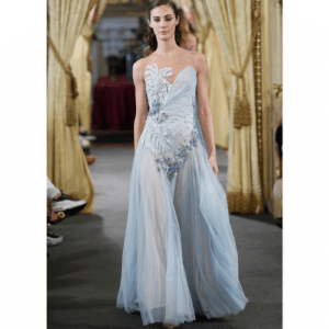 Vestido de fiesta largo celeste con tul vaporoso y bordados joya para invitada de boda elegante