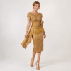 Vestido midi dorado invitada boda con cuerpo de pedrería, fajín y plumas, ideal madrina