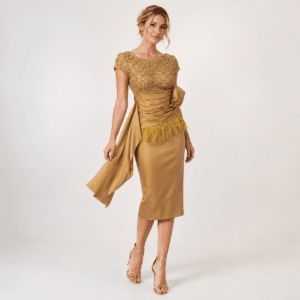 Vestido midi dorado invitada boda con cuerpo de pedrería, fajín y plumas, ideal madrina
