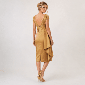 Espalda de vestido midi dorado invitada boda con escote en V y drapeado lateral