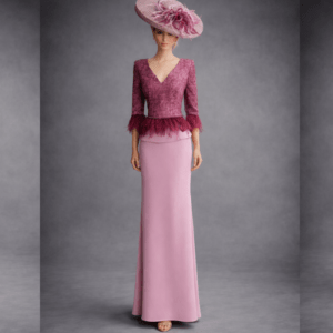 Conjunto de fiesta para madrina con cuerpo buganvilla de encaje, falda larga malva y detalles de plumas para boda elegante