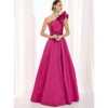 Vestido de fiesta largo fucsia con escote asimétrico y maxi volante para invitada de boda elegante
