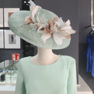 pamela de fiesta verde manzana con plumas beige y verde