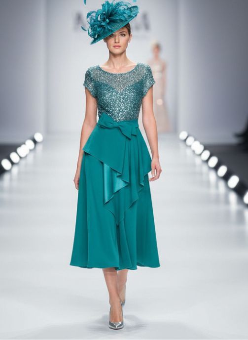 Vestido de fiesta midi con pedreria plata y falda verde crepe invitada boda