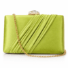 Clutch de fiesta en ante color pistacho con detalles dorados y cadena opcional para eventos