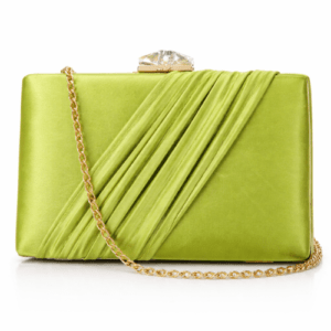 Clutch de fiesta en ante color pistacho con detalles dorados y cadena opcional para eventos