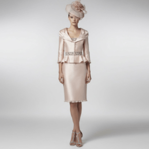 Traje de chaqueta rosa nude para invitada de boda con falda a la rodilla disponible en colección outlet en Valencia y venta online en España