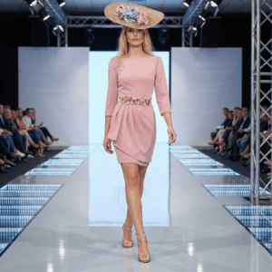 Vestido corto de fiesta rosa para invitada de boda en tejido de crepé con cinturón de flores y drapeado en la cintura