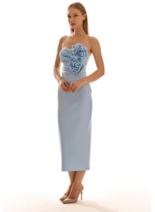 vestido de fiesta midi invitada boda con flores azul claro