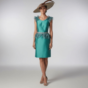 Vestido midi de fiesta verde para invitada de boda con volantes en los hombros disponible en colección outlet en Valencia y venta online en España