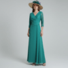 Vestido largo verde para invitada de boda con escote cruzado y manga francesa de encaje elegante