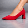 Zapato de fiesta tipo salón en ante rojo con tacón medio cómodo para eventos