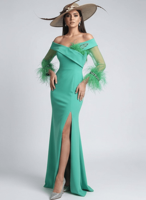 Vestido de fiesta largo verde con plumas y tul invitada boda valencia