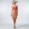 Vestido corto coral para invitada de boda con encaje y escote palabra de honor elegante