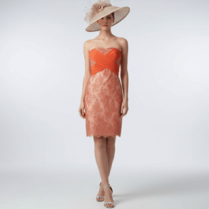 Vestido corto coral para invitada de boda con encaje y escote palabra de honor elegante
