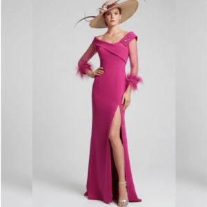 Vestido largo fucsia para madrina de boda con escote bardot mangas de tul y detalle de plumas elegante