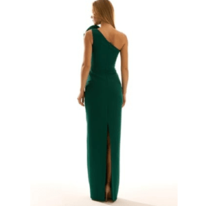 vestido largo verde invitada boda flor hombro espalda