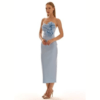 Vestido midi azul claro para invitada de boda con escote palabra de honor y flores decorativas