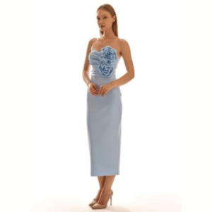 Vestido midi azul claro para invitada de boda con escote palabra de honor y flores decorativas