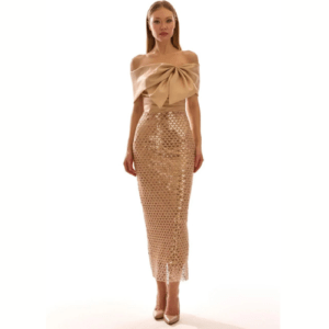 Vestido midi dorado para invitada de boda con escote bardot y falda brillante elegante