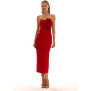 Vestido midi rojo para invitada de boda con escote palabra de honor y flor decorativa