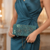 Bolso de fiesta verde agua con pedrería bordada y flores en relieve tipo clutch elegante