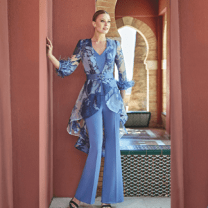 Conjunto azul de invitada con pantalón elegante y chaqueta estampada para boda o evento